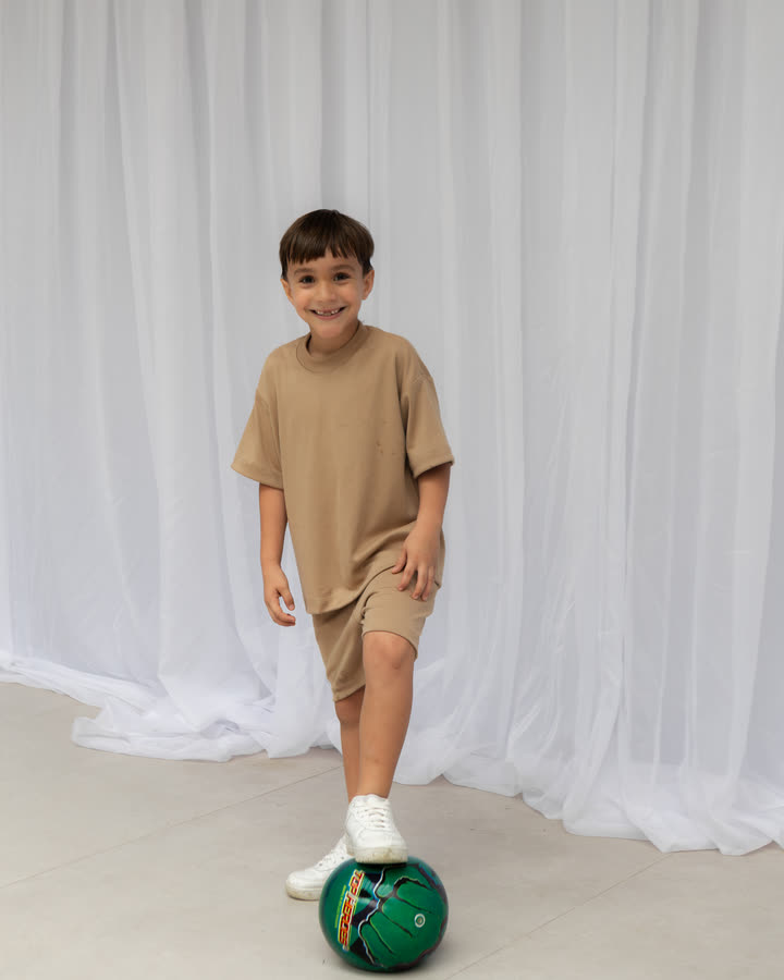 Menino com a bola com o Conjunto Oversize Banim, cor Avelã