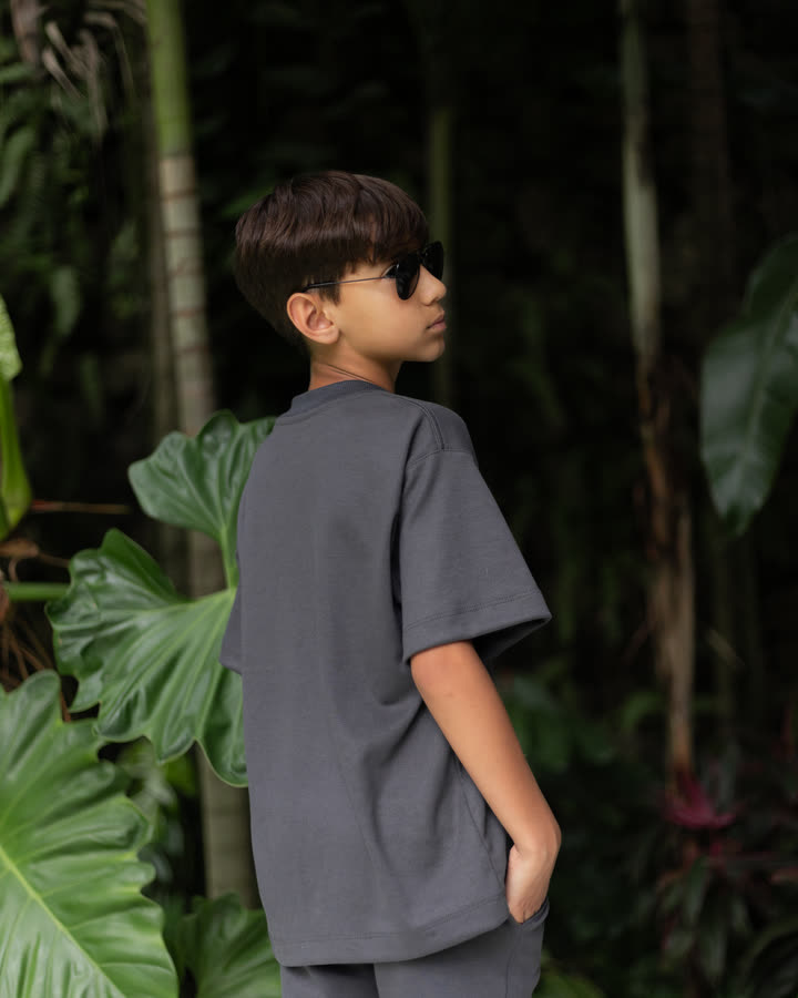 Menino de óculos escuros com o Conjunto Oversize Banim, cor Cinza Chumbo