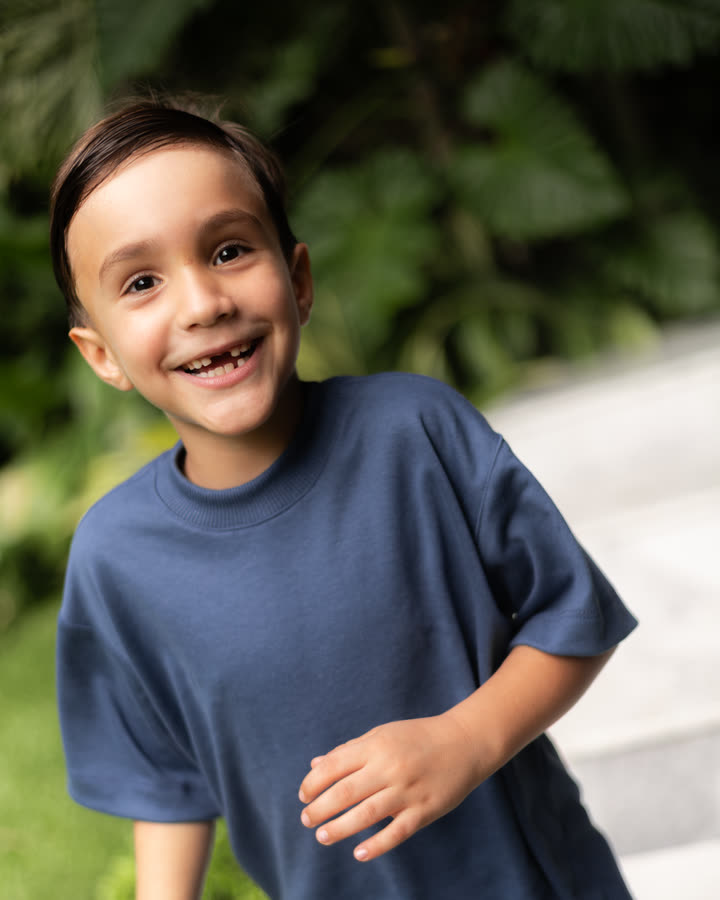 Menino sorrindo com o Conjunto Oversize Banim, cor Índigo
