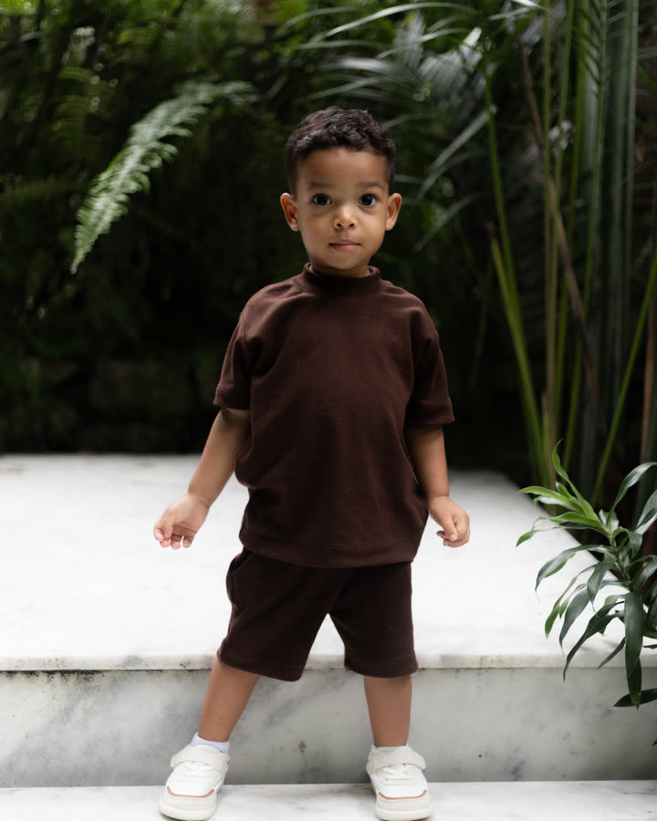 Menino em pé com o Conjunto Oversize Banim, cor Marrom