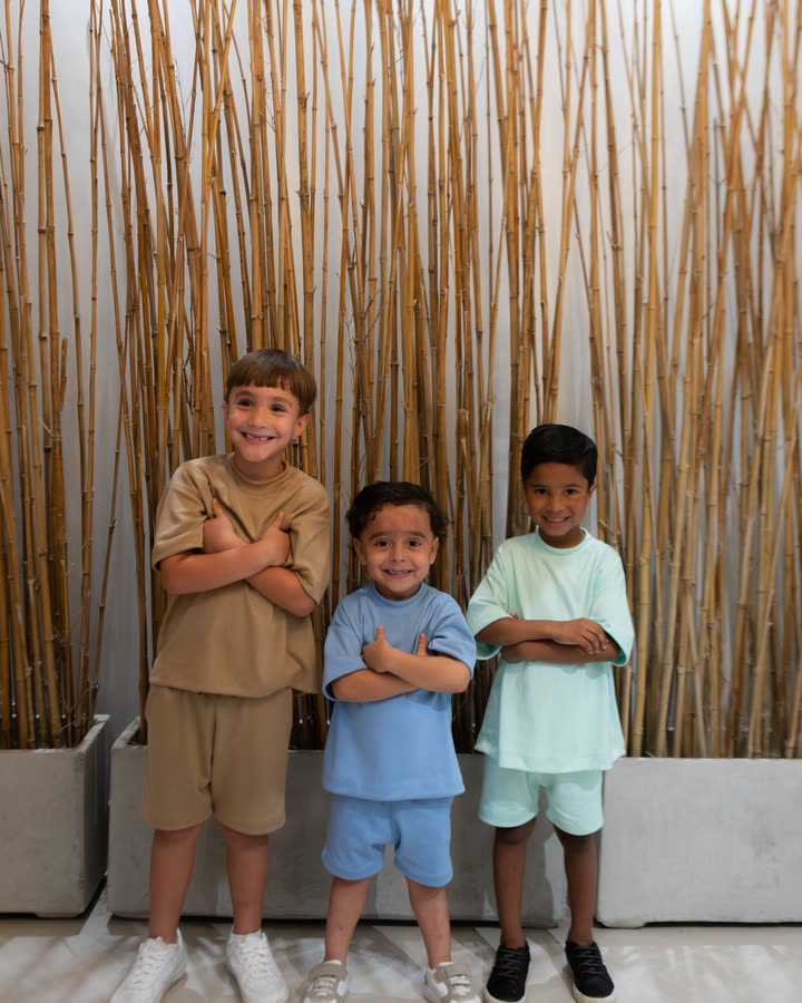 Três meninos com o Conjunto Oversize Banim nas cores Avelã, Azul Serenity e Verde Água